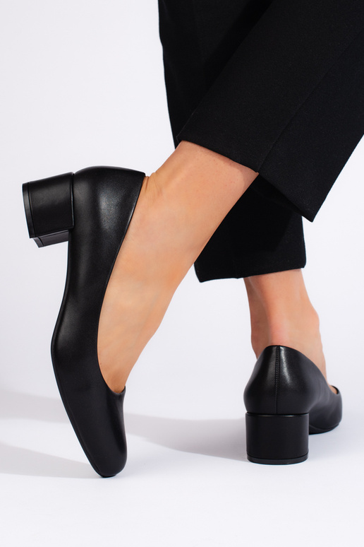 Tacones negros de estilo elegante con... Tacones negros de estilo elegante con...