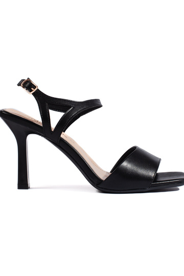 sandalias negras con tacón...