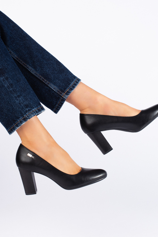 tacones negros en el talón de Sergio...