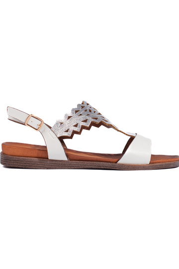 con elementos calados en...