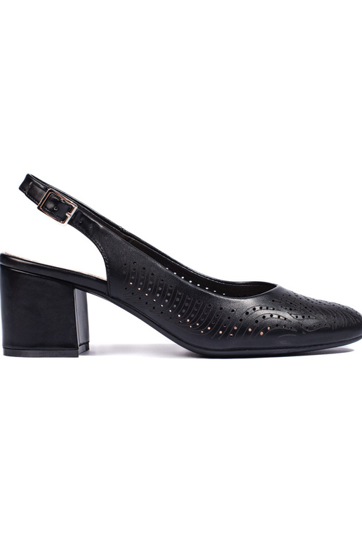 con elementos calados, tacones negros... con elementos calados, tacones negros...