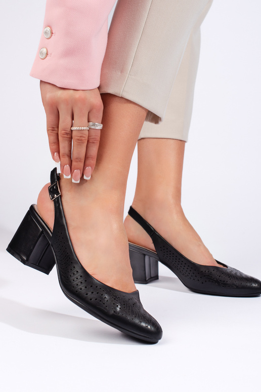 con elementos calados, tacones negros... con elementos calados, tacones negros...