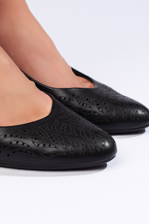 con elementos calados, tacones negros... con elementos calados, tacones negros...