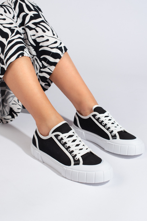 Zapatos negros de mujer.