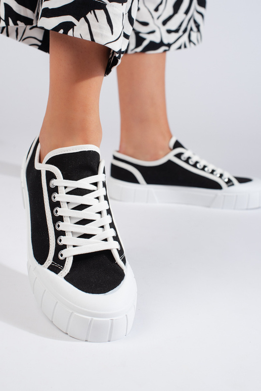 Zapatos negros de mujer.