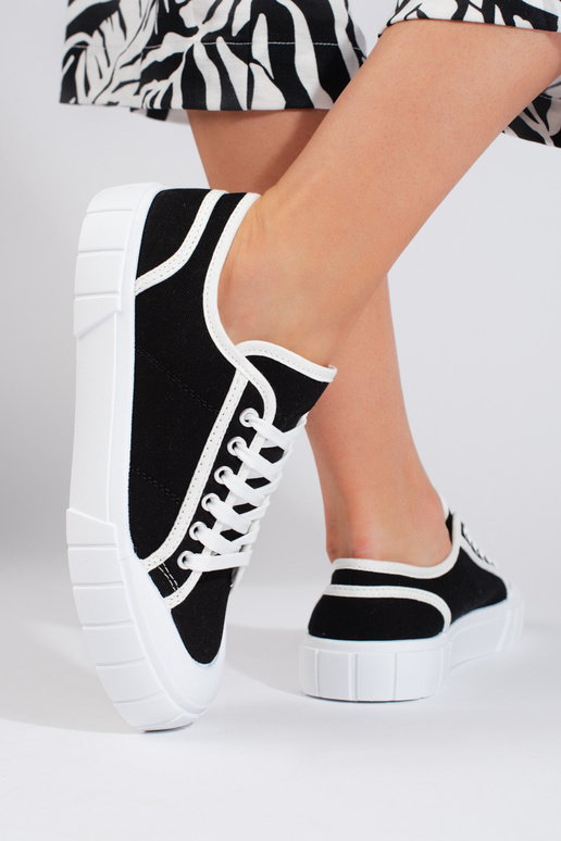 Zapatos negros de mujer.