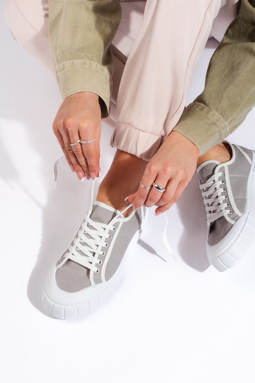 Zapatos de mujer en color gris.