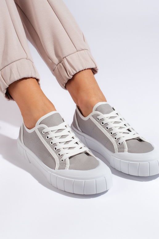 Zapatos de mujer en color gris.