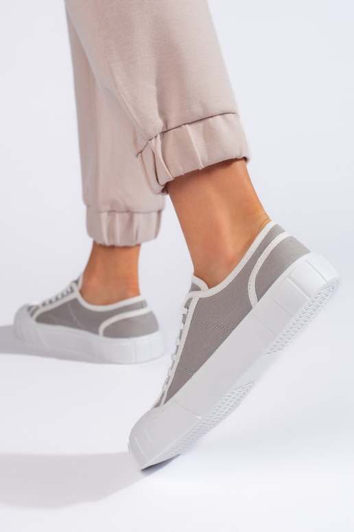 Zapatos de mujer en color gris.