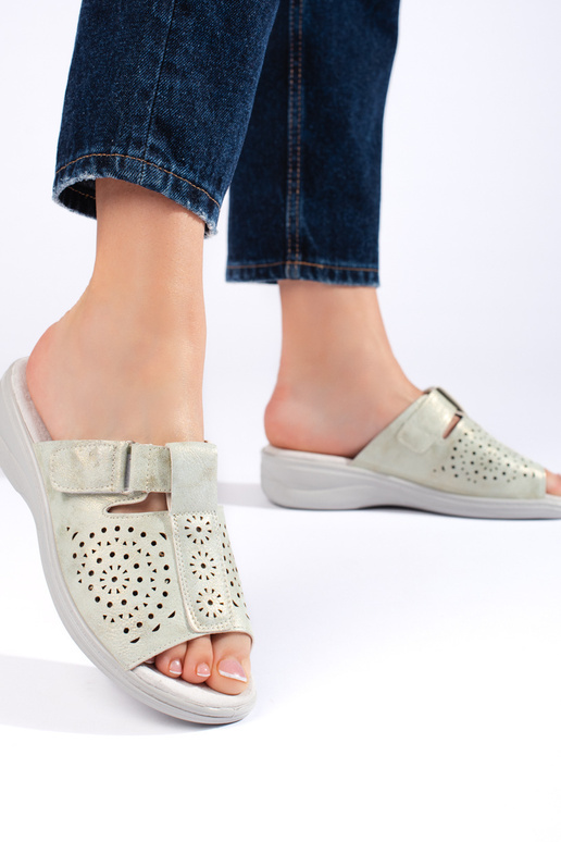 sandalias con elementos calados