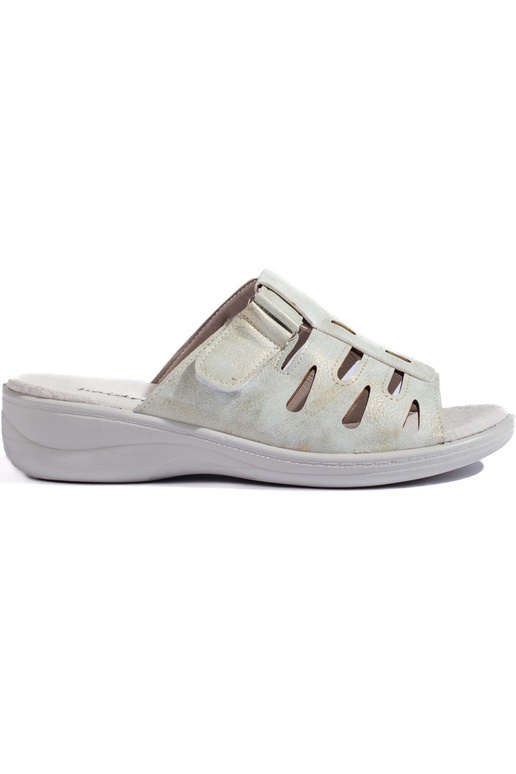 Las zapatillas son de color gris.