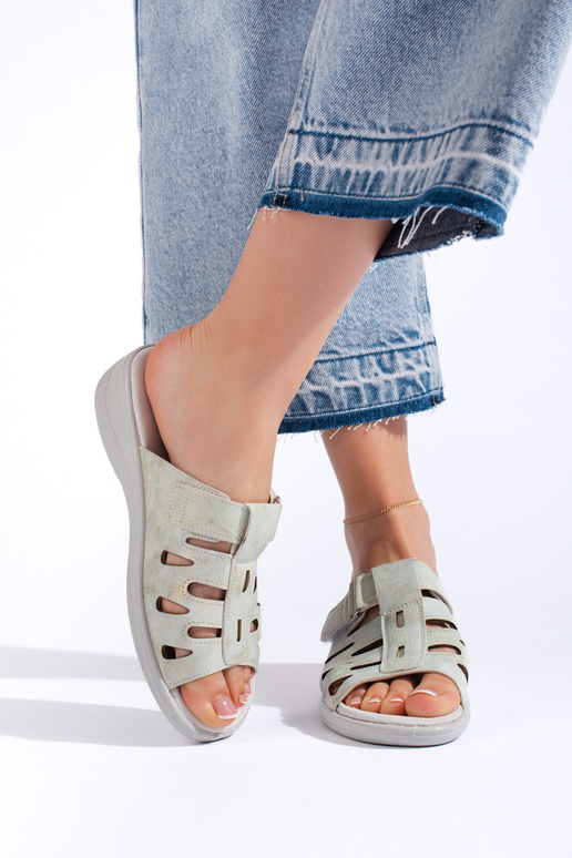 Las zapatillas son de color gris.