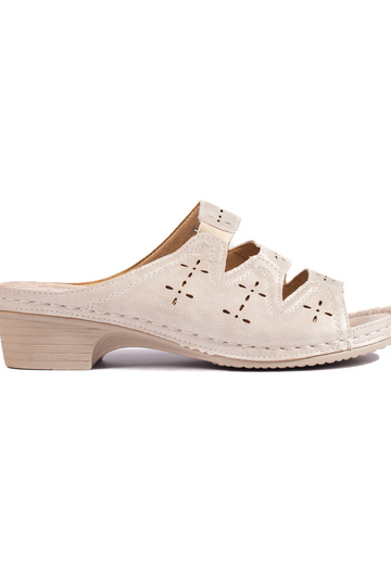 con elementos calados beige...