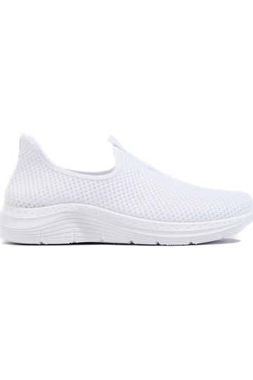 zapatos deportivos blancos