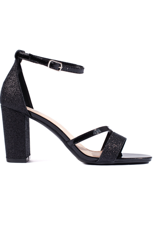 Femenino de color negro sandalias en... Femenino de color negro sandalias en...