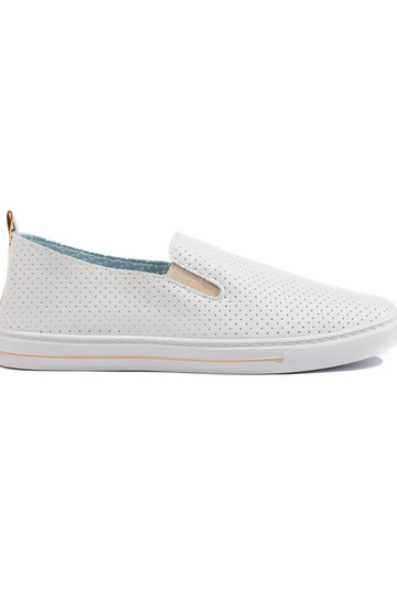 con elementos calados...