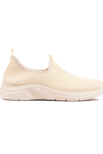 zapatos deportivos beige