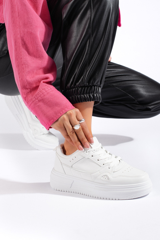 Zapatillas blancas modelo zapatos.