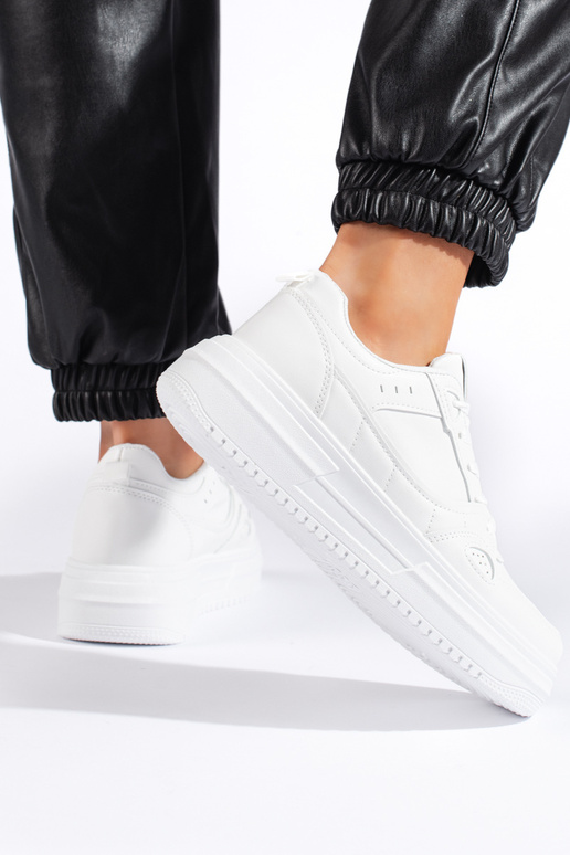 Zapatillas blancas modelo zapatos.