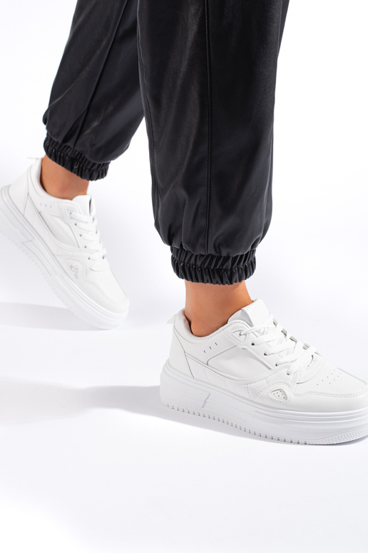 Zapatillas blancas modelo zapatos.