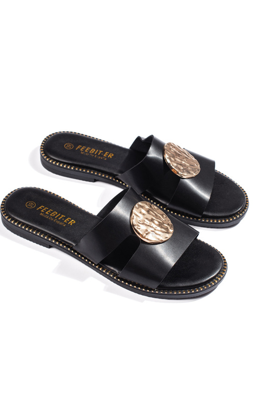 Pantuflas negras modelo clásico.