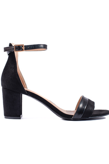 Sandalias negras de estilo...