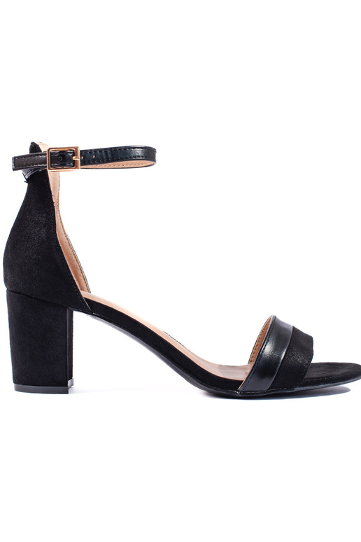 Sandalias negras de estilo elegante...