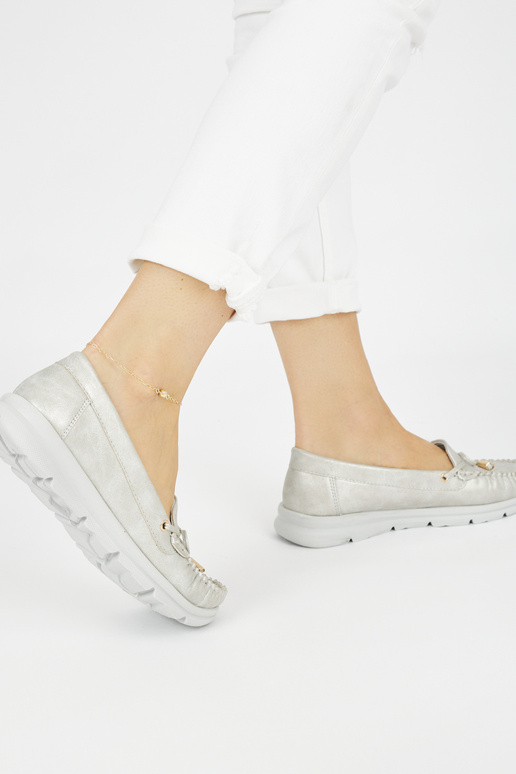 Mocasines cómodos de color plateado...