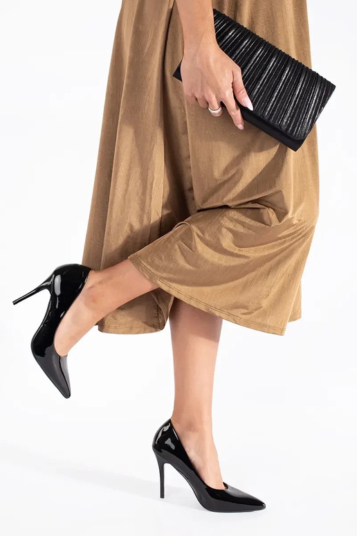 Tacones negros modelo clásico.