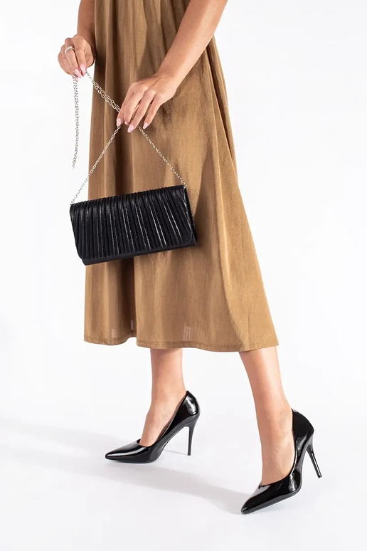 Tacones negros modelo clásico.