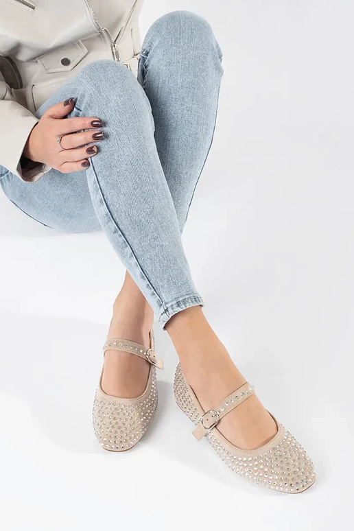 No hay bailarinas de mujer disponibles.