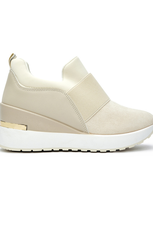 Zapatillas modelo marfil con cuña.