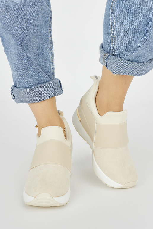 Zapatillas modelo marfil con cuña.