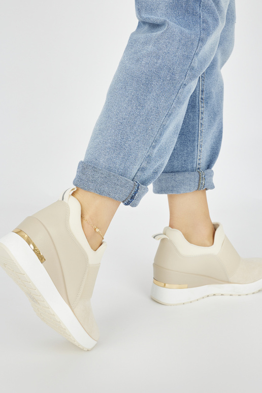 Zapatillas modelo marfil con cuña.