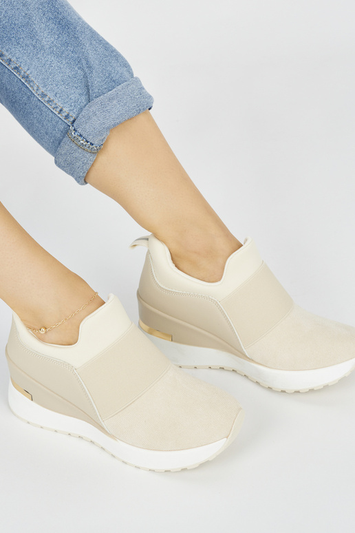 Zapatillas modelo marfil con cuña.