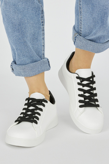 zapatos deportivos blancos... 2