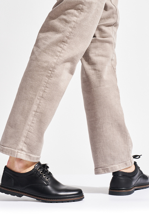 botines negros de hombre atados