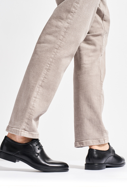 botines negros de hombre atados