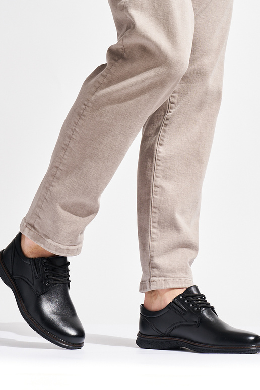 botines negros de hombre atados