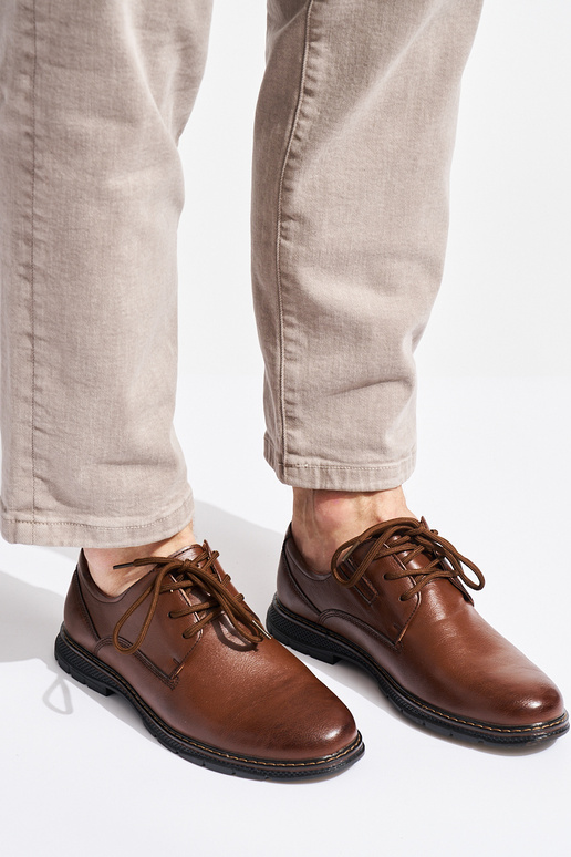 los zapatos de los hombres están atados