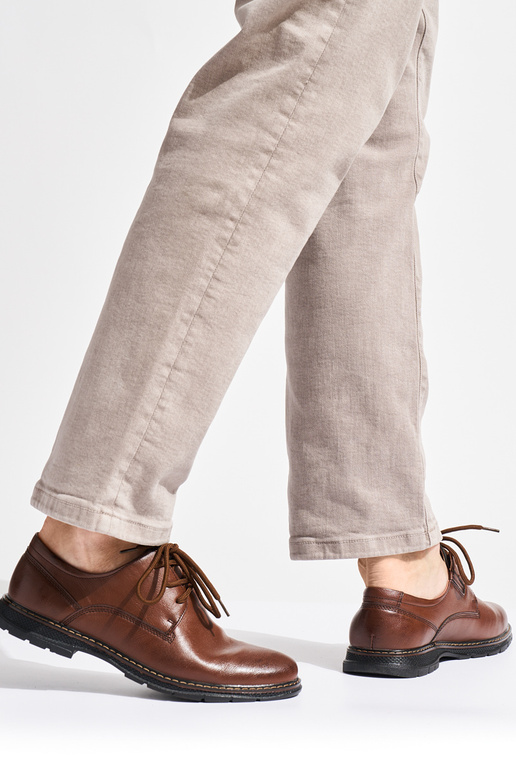 los zapatos de los hombres están atados