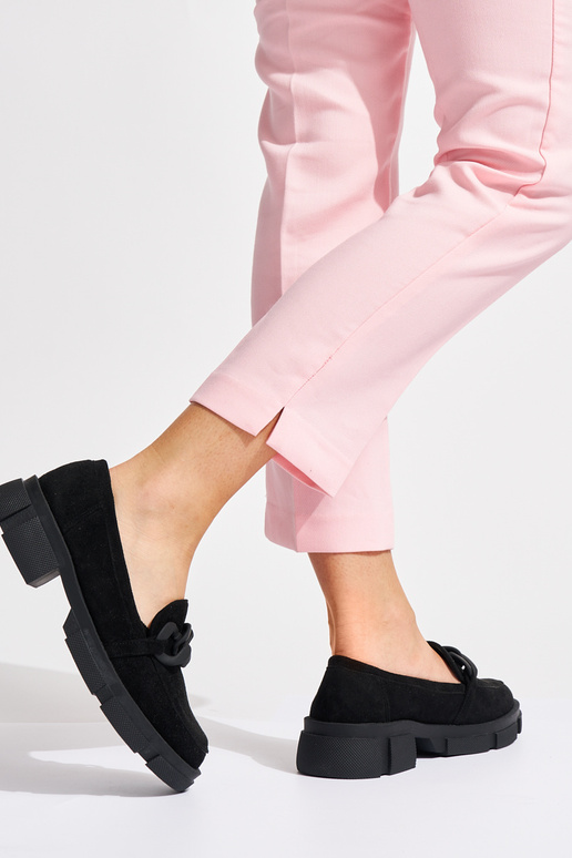 Mocasines de mujer negros con cadena.