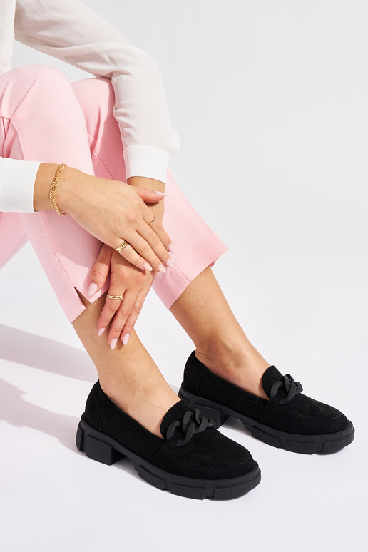 Mocasines de mujer negros con cadena.