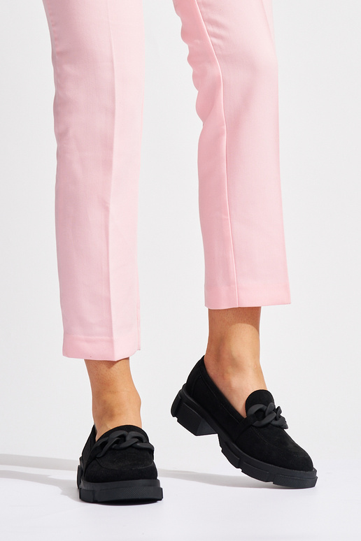 Mocasines de mujer negros con cadena.