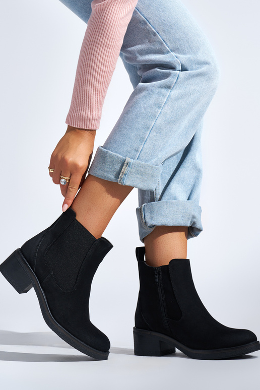 zapatos de mujer negros en un poste bajo zapatos de mujer negros en un poste bajo