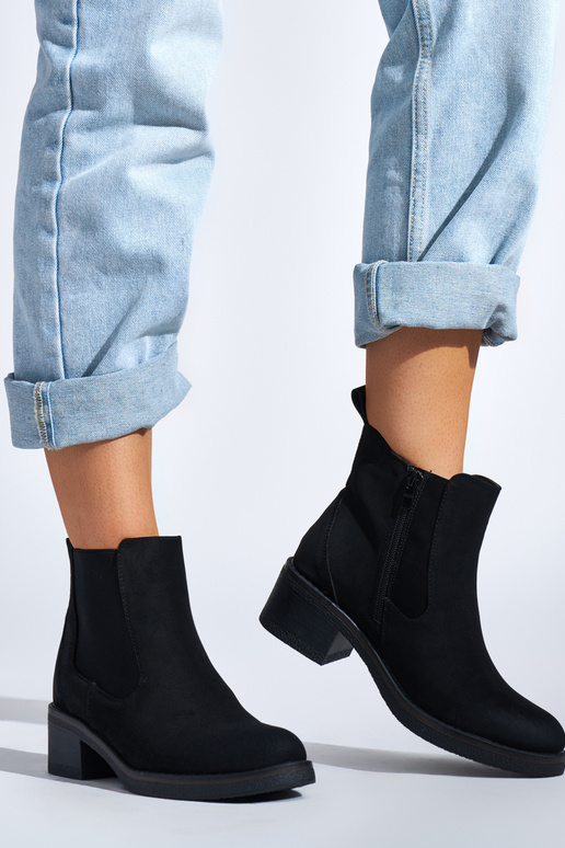 zapatos de mujer negros en un poste bajo zapatos de mujer negros en un poste bajo