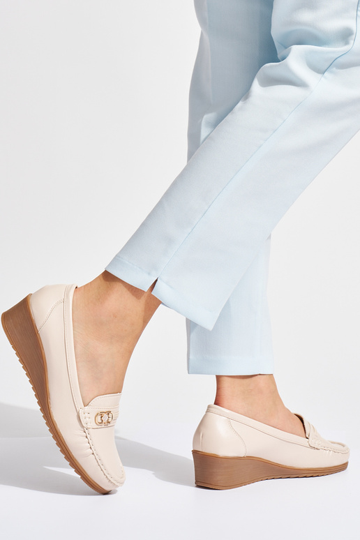 mocasines de mujer beige con hebillas