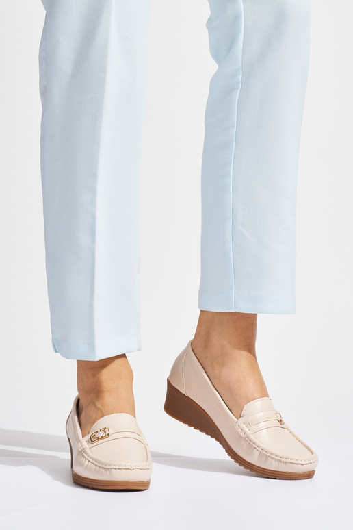 mocasines de mujer beige con hebillas