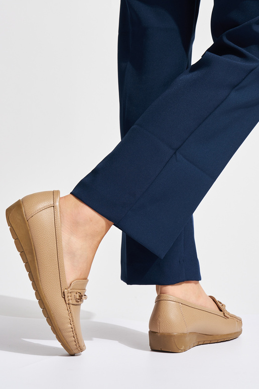 mocasines de mujer beige ze zdobieniem