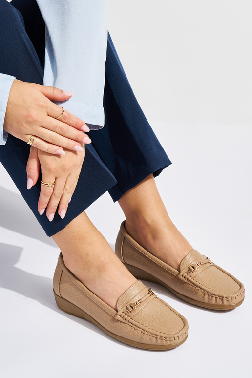 mocasines de mujer beige ze zdobieniem